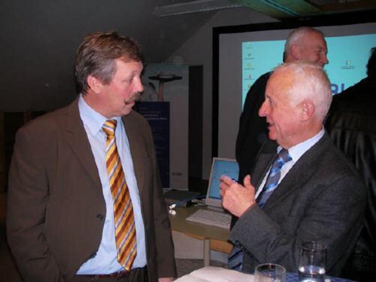 Kommunalbetreuer Josef Schmid (EnBW) mit BM Erich Mack (Dornstadt)