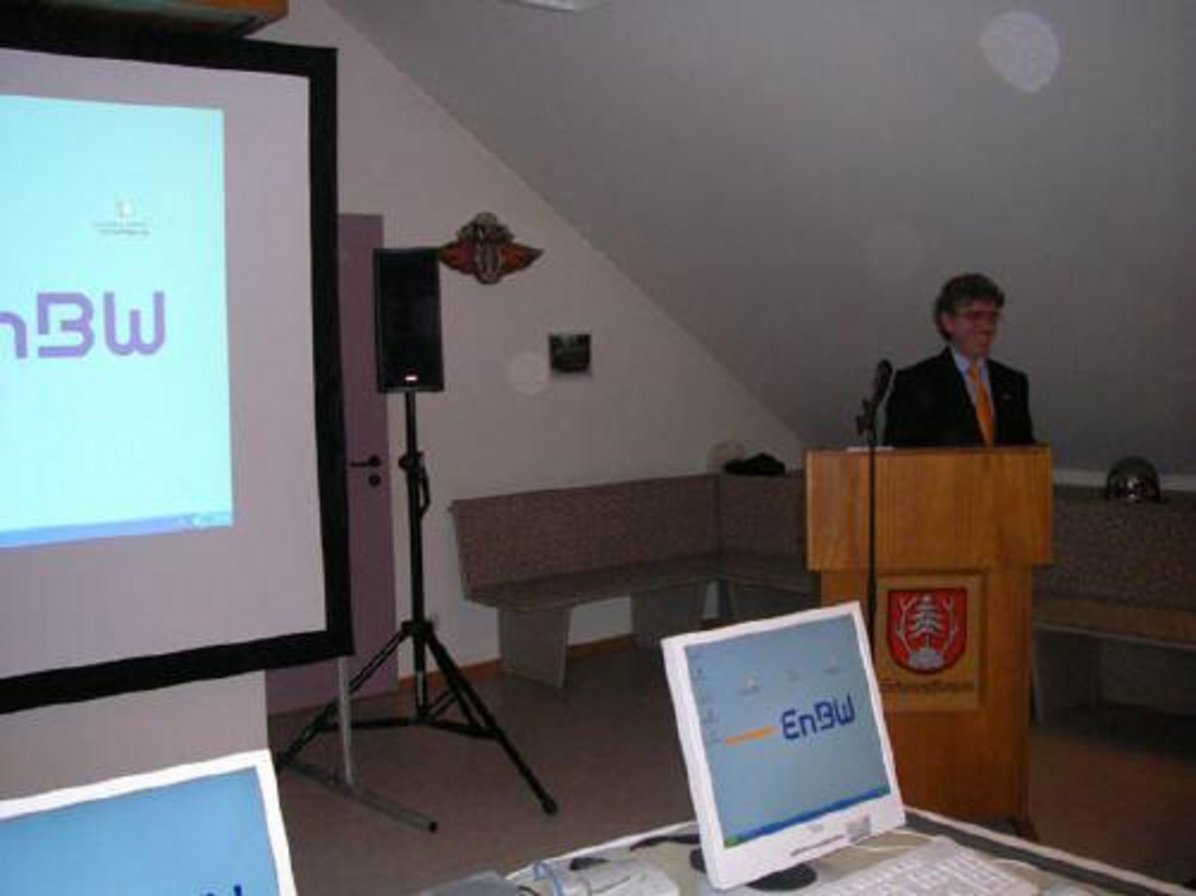 Über eine Leinwand projektiert wurden gleichzeitig Internetseiten mit der bislang zur Verfügung stehenden und der neuen Technik aufgerufen …