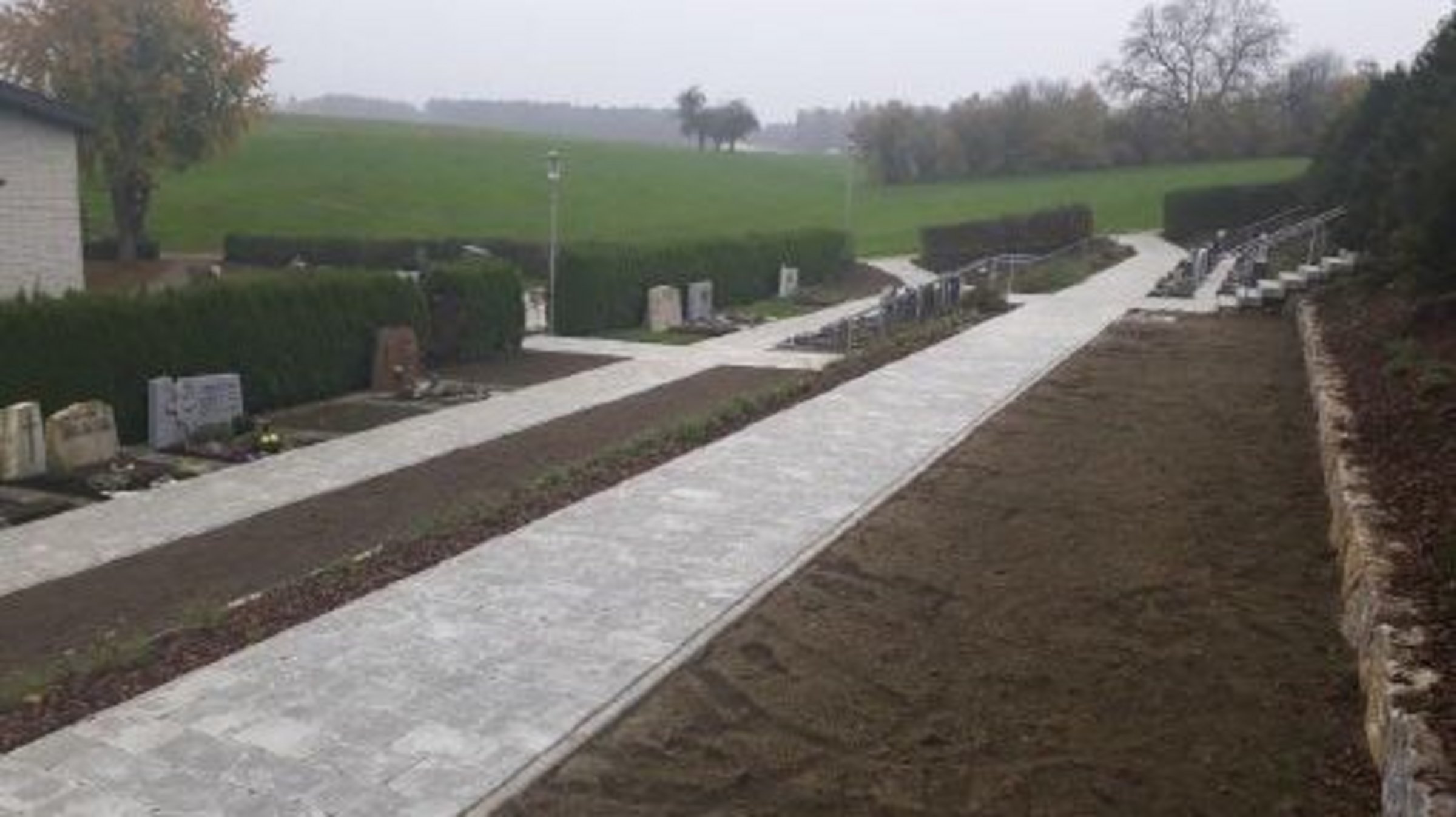 Außenanlage der Kirche