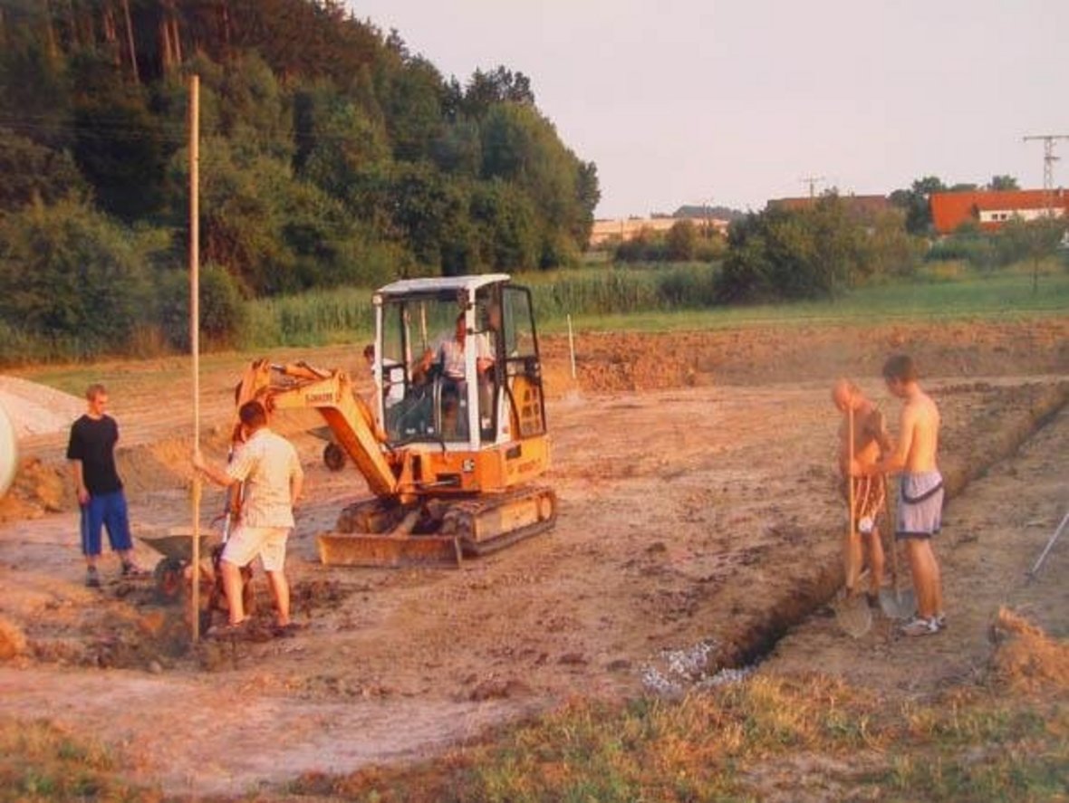 Verlegung der Drainageleitungen beim Beachvolleyball-Platz
