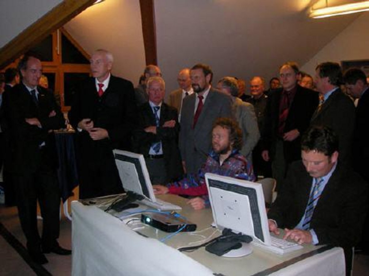 … zusammen mit BM Martin Jung (Staig) beim Surfen durch die „virtuelle Welt“ des Internets.