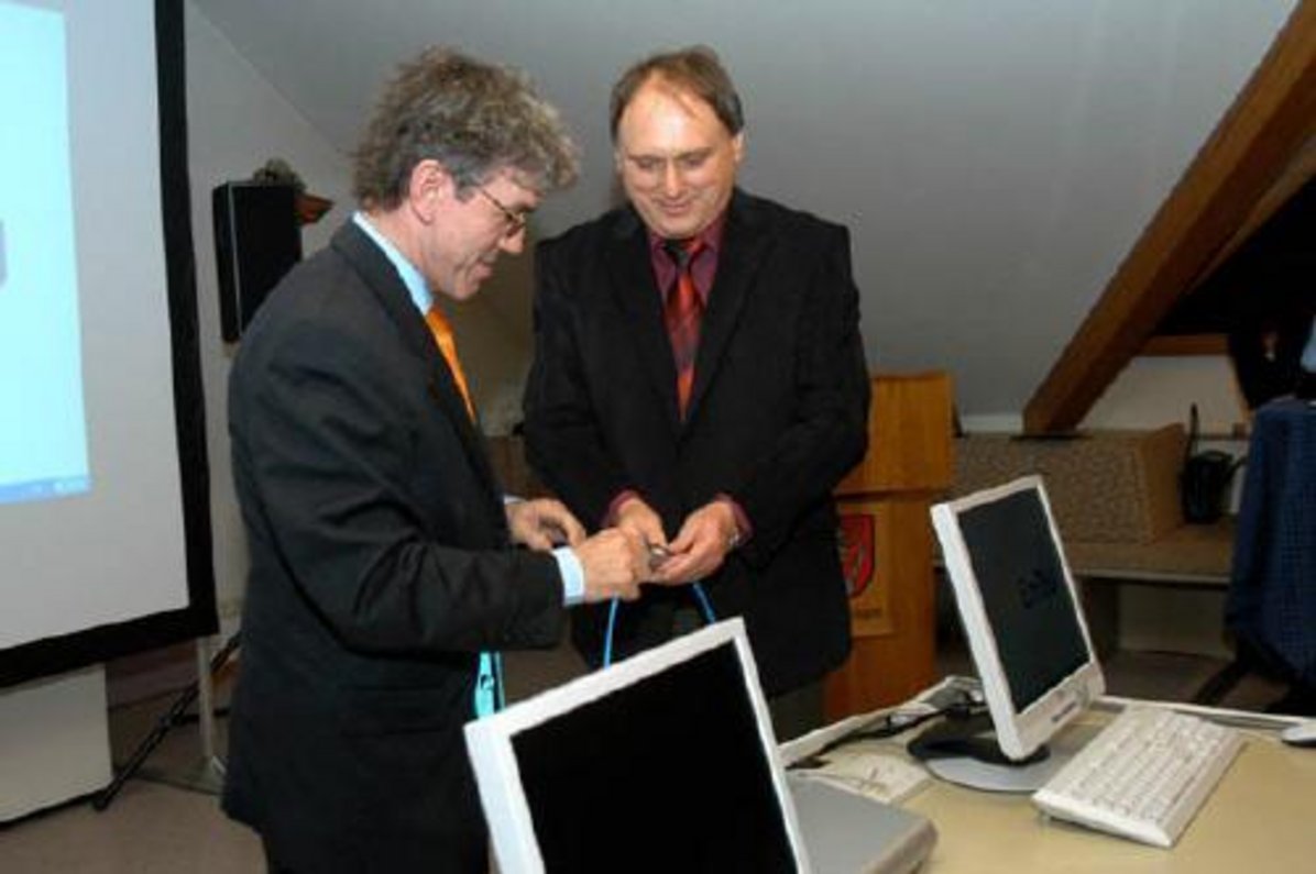 Mit einem „Kabel-Klick“ waren die Schnürpflinger Pilotkunden „Online“ Der Projektleiter H. Hermann, EnBW und BM Häberle stellen die „Verbindung“ her 