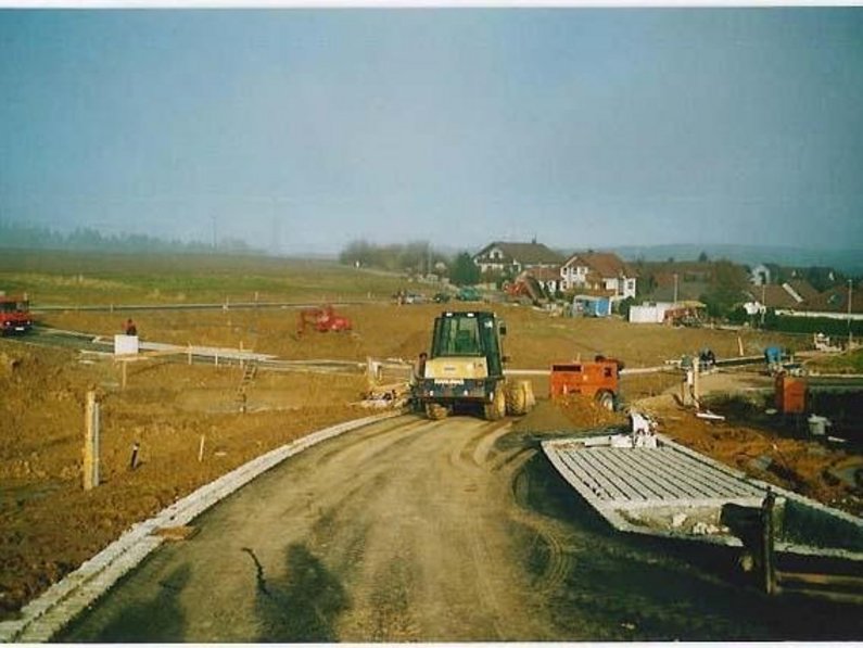 Mit einem Kostenaufwand von insges. rd. 1,4 Mio.€ wurden 25 Bauplätze erschlossen, die zum Großteil bereits beim Erschließungsbeginn schon vergeben waren.