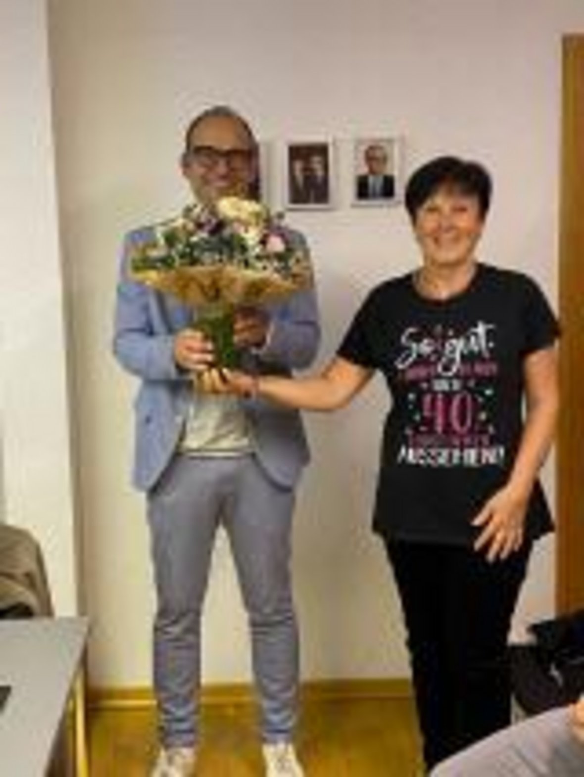 Bürgermeister Knoll überreicht Eleonore Aich einen Blumenstrauß